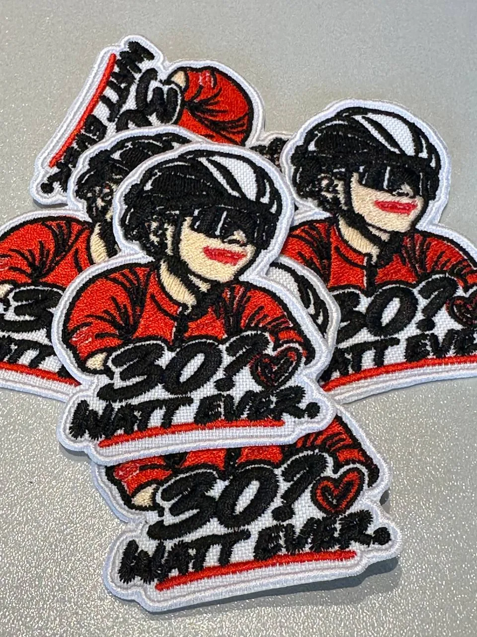 Gestickte Aufnäher mit Comic-Motiv in Rot, Schwarz und Weiß, Freiform mit weißem Rand