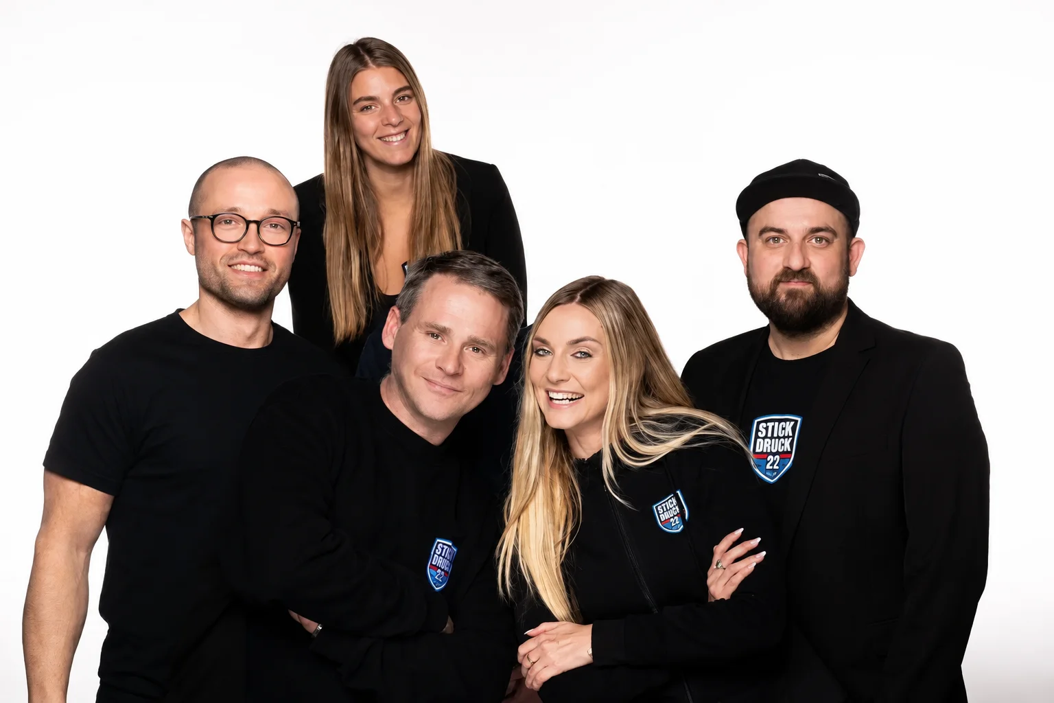 Lächelndes STICKDRUCK22 Team im Studio