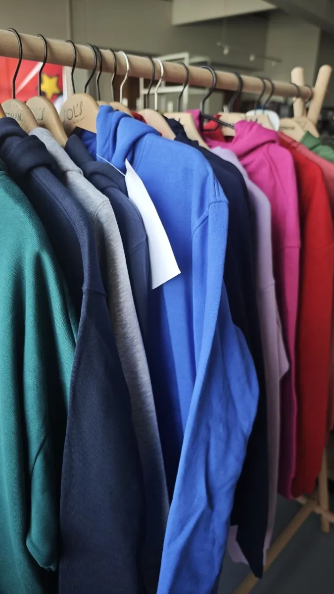 Pullover und Teamkleidung in verschiedenen Farben im STICKDRUCK22 Schauraum