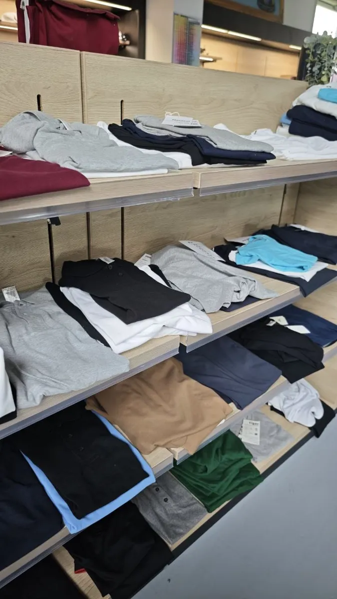 Poloshirts für Gastronomie und Service im Schauraum von STICKDRUCK22