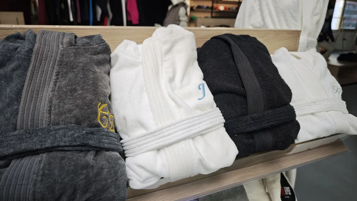 Bestickte Bademäntel mit Monogrammen im STICKDRUCK22 Schauraum
