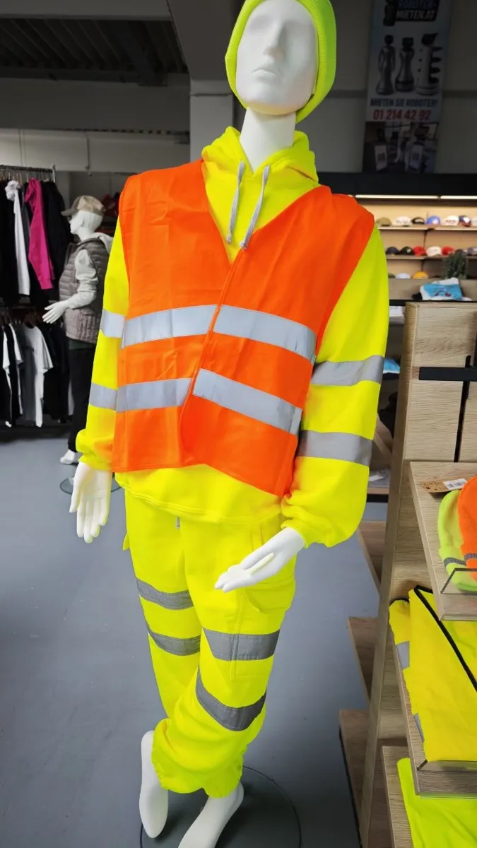 Warnschutzbekleidung in leuchtenden Farben im Schauraum