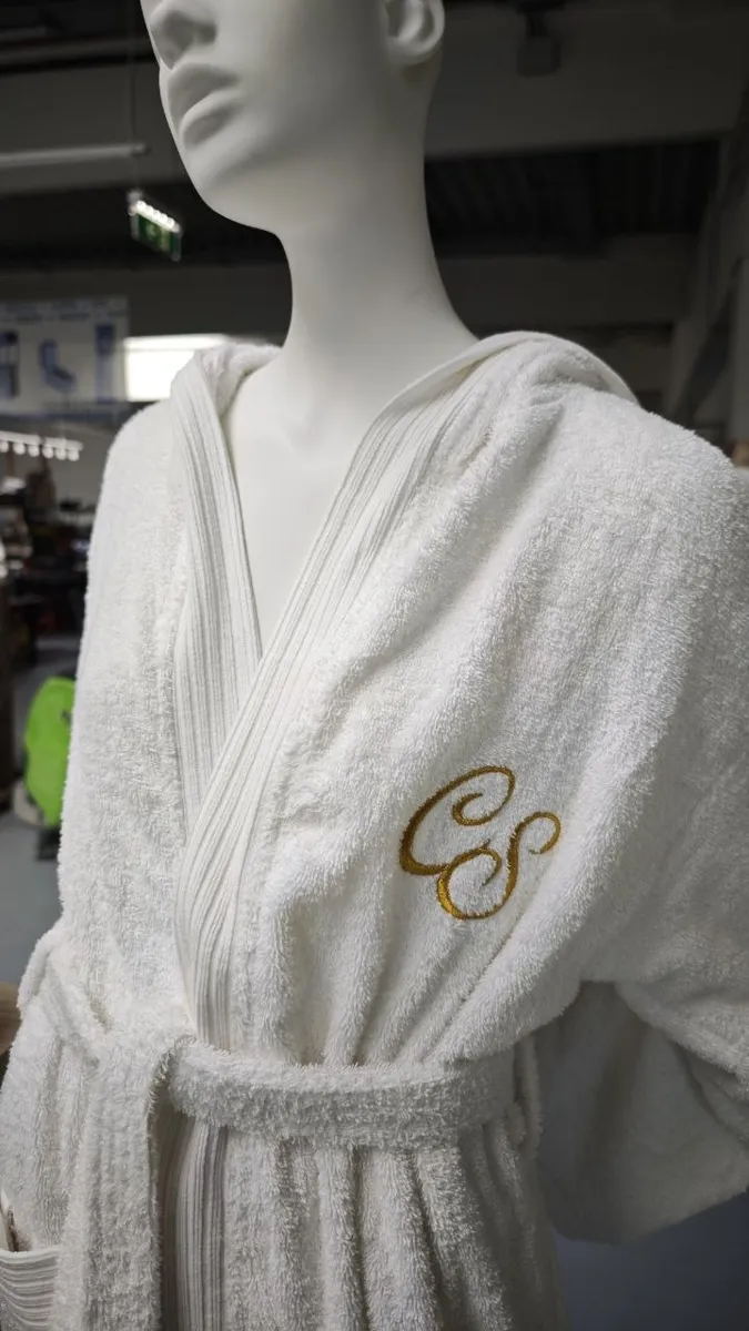 Weißer Bademantel mit gesticktem Monogramm für Hotels bei STICKDRUCK22
