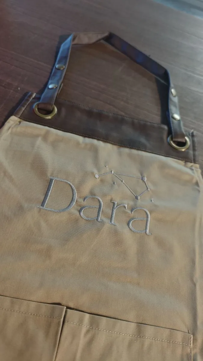 Schürze mit gesticktem Logo für die Gastronomie von STICKDRUCK22