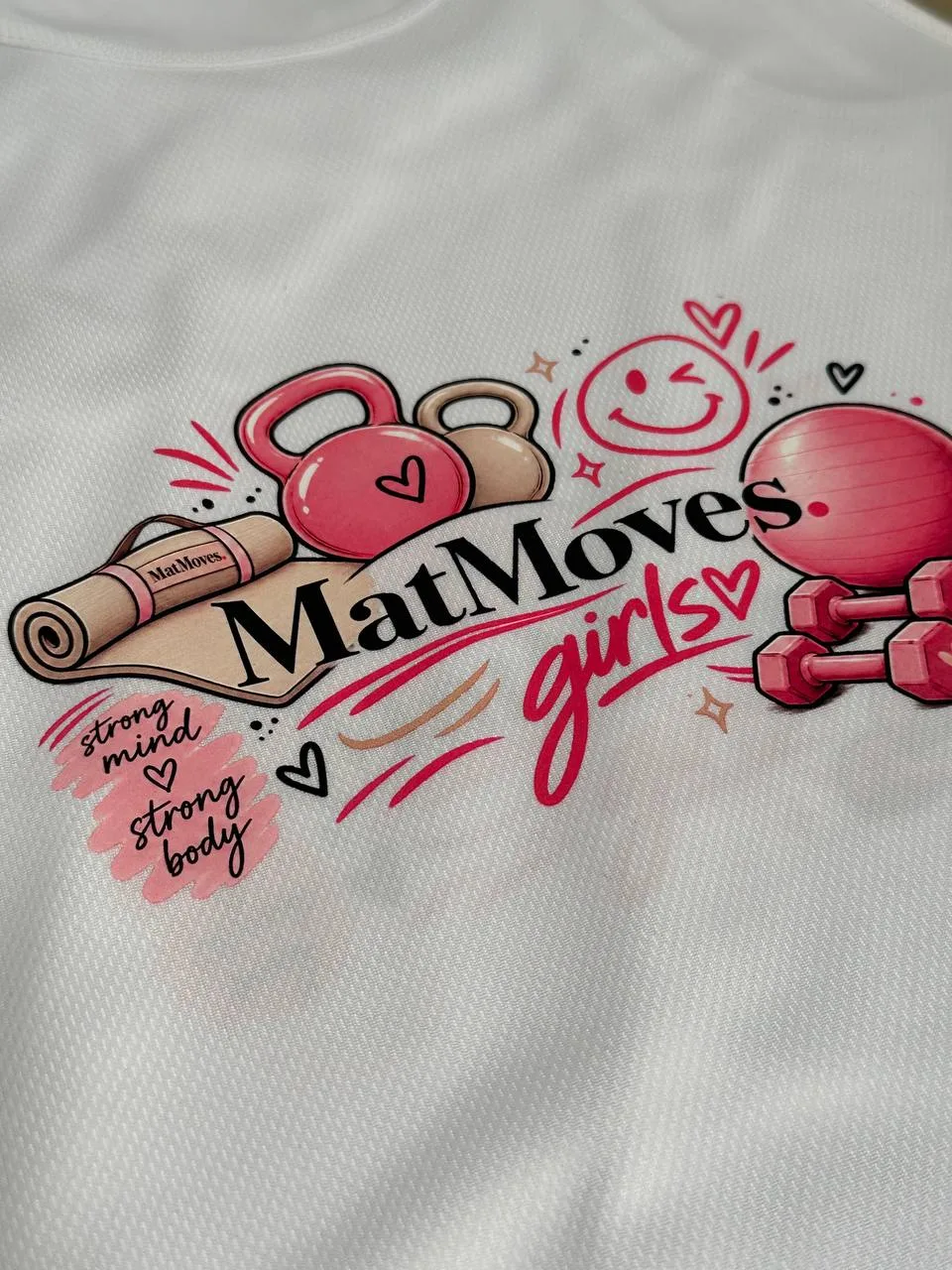 Weißes Sportshirt mit buntem Fitnessmotiv bedruckt, Detailaufnahme des Drucks