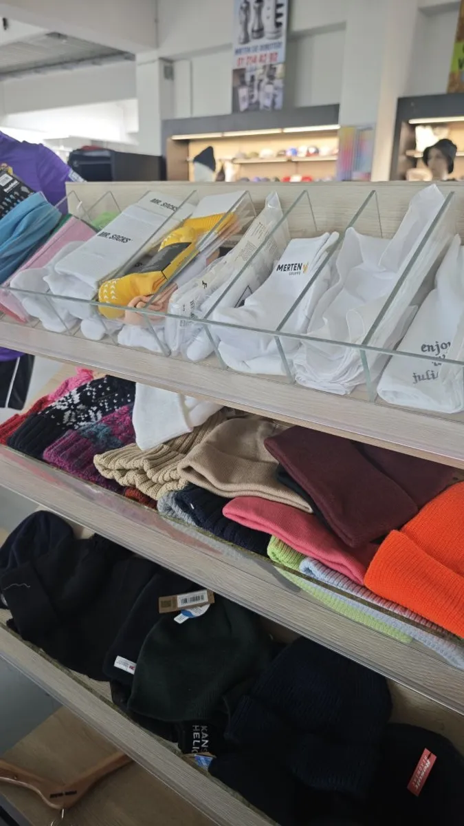 Beanies und Textilien im Schauraum von STICKDRUCK22 Wien 1220