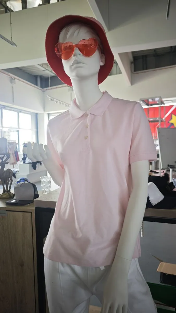 Poloshirt für Firmenbekleidung im Schauraum in Wien 1220