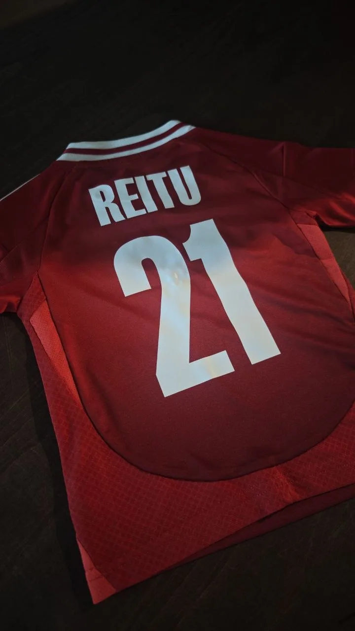 Rotes Fußballtrikot mit weißer Rückennummer und Namenszug, Trikotdruck Wien