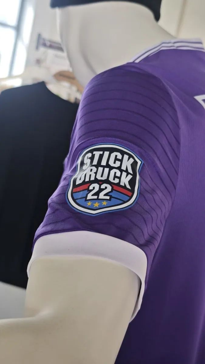Gestickter Logo Patch auf einem Trikotärmel bei STICKDRUCK22