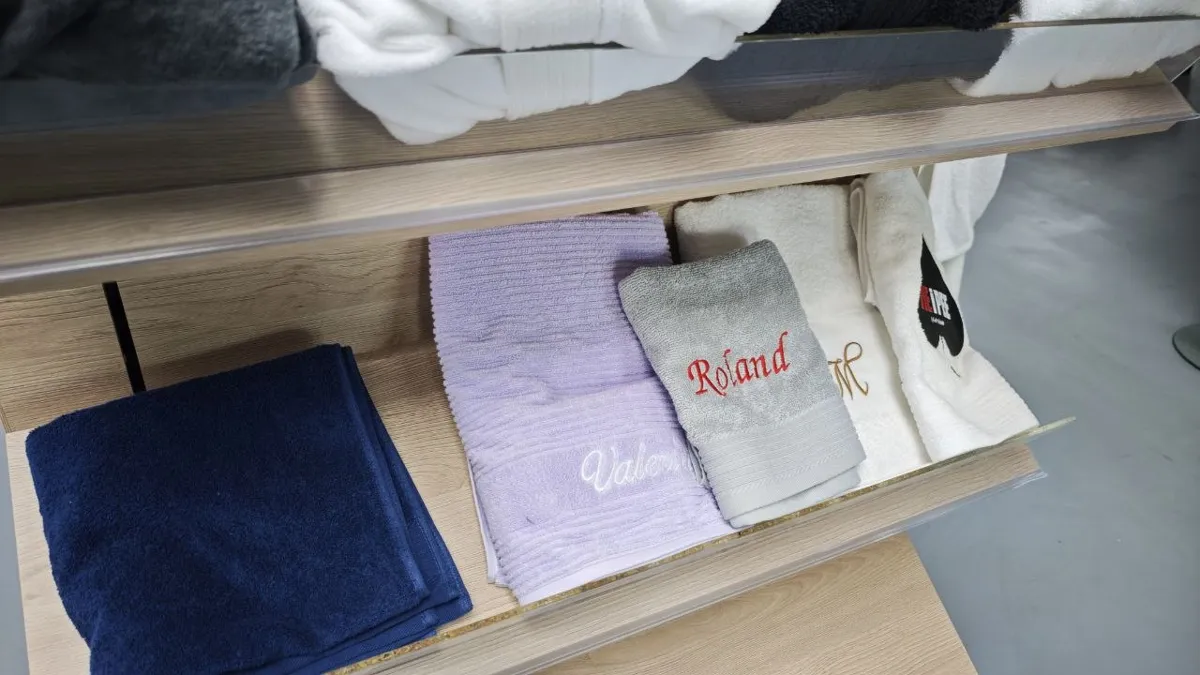 Bestickte Handtücher mit Monogramm