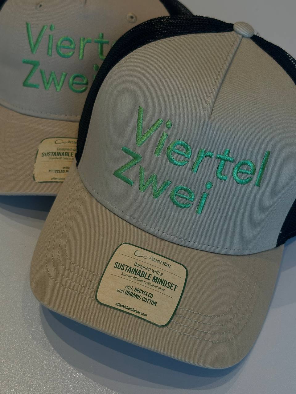 Viertel Zwei Logo bestickt auf Atlantis Trucker Cap, nachhaltige Kappen-Stickerei Wien