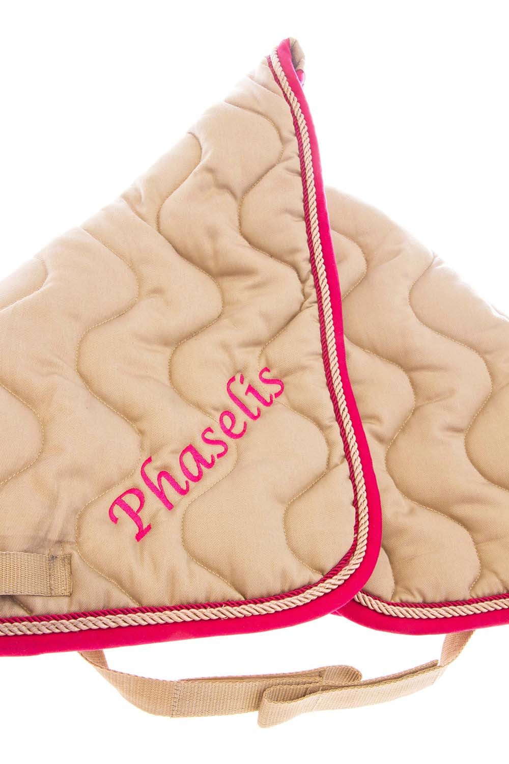 Beige Schabracke bestickt mit Name Phaselis in Pink, individuelle Pferdesport Stickerei Wien