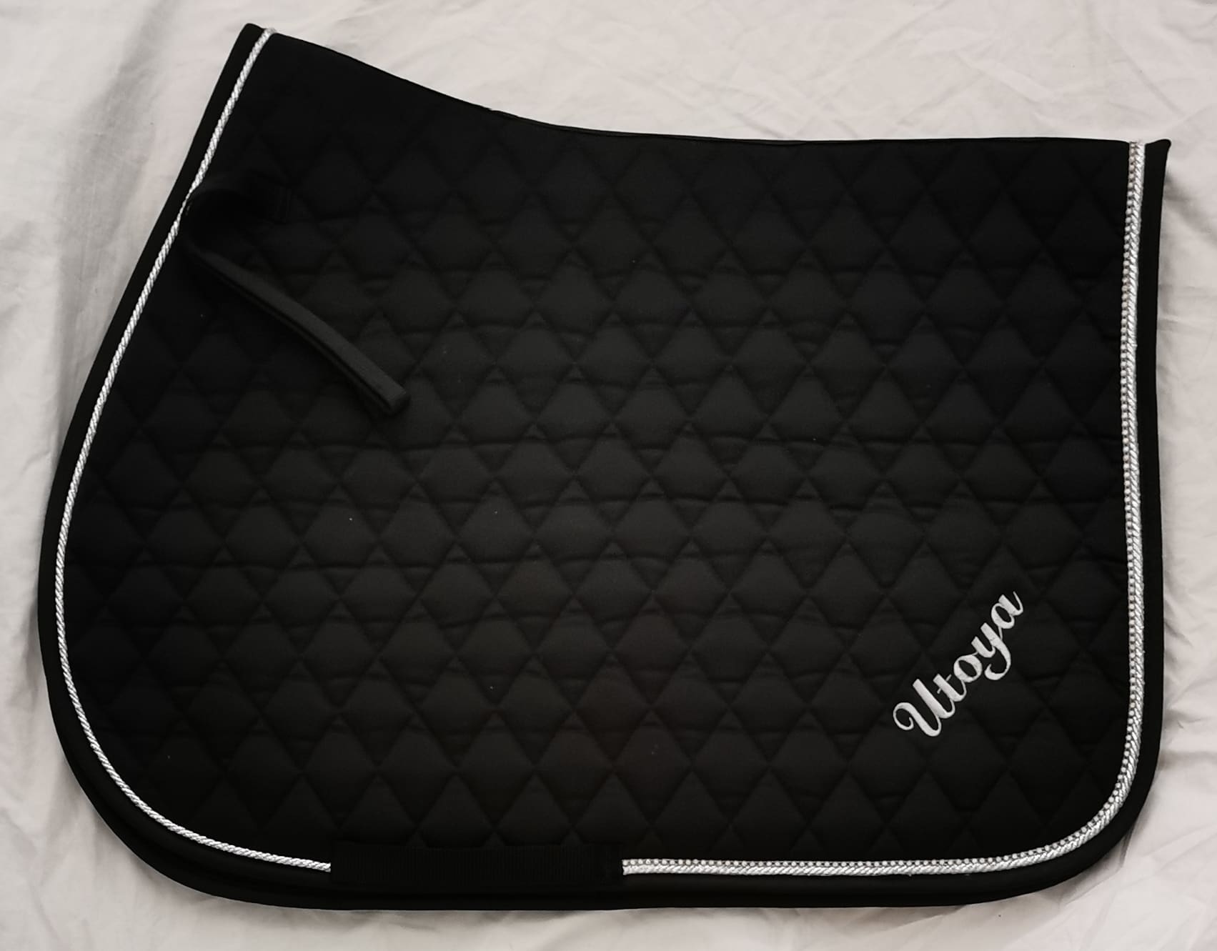 Schwarze Schabracke bestickt mit Name Utoya in Silber, Pferdesport Stickerei Wien