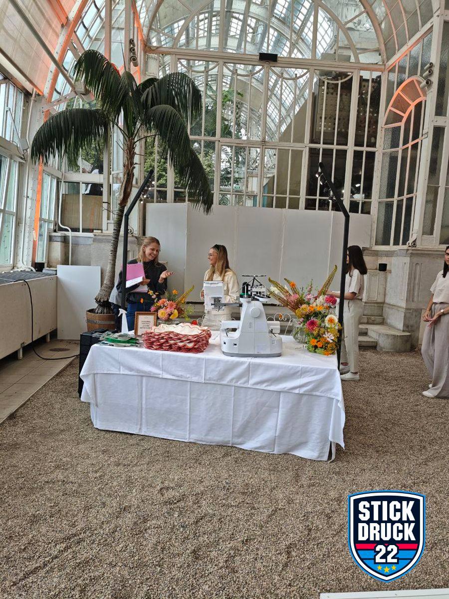 Showstickerei Wien bei Valentino Event im Palmenhaus, mobile Stickmaschine im historischen Ambiente