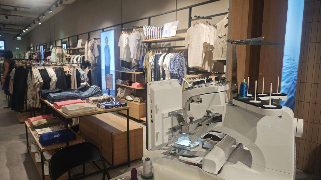 Mobile Stickmaschine im Verkaufsraum, Live-Stickerei direkt im Store