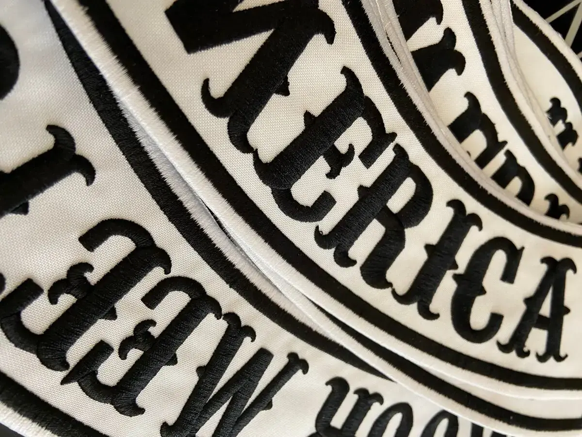 Aufnäher gestickt schwarz-weiß, kontrastreiche Patches Nahaufnahme