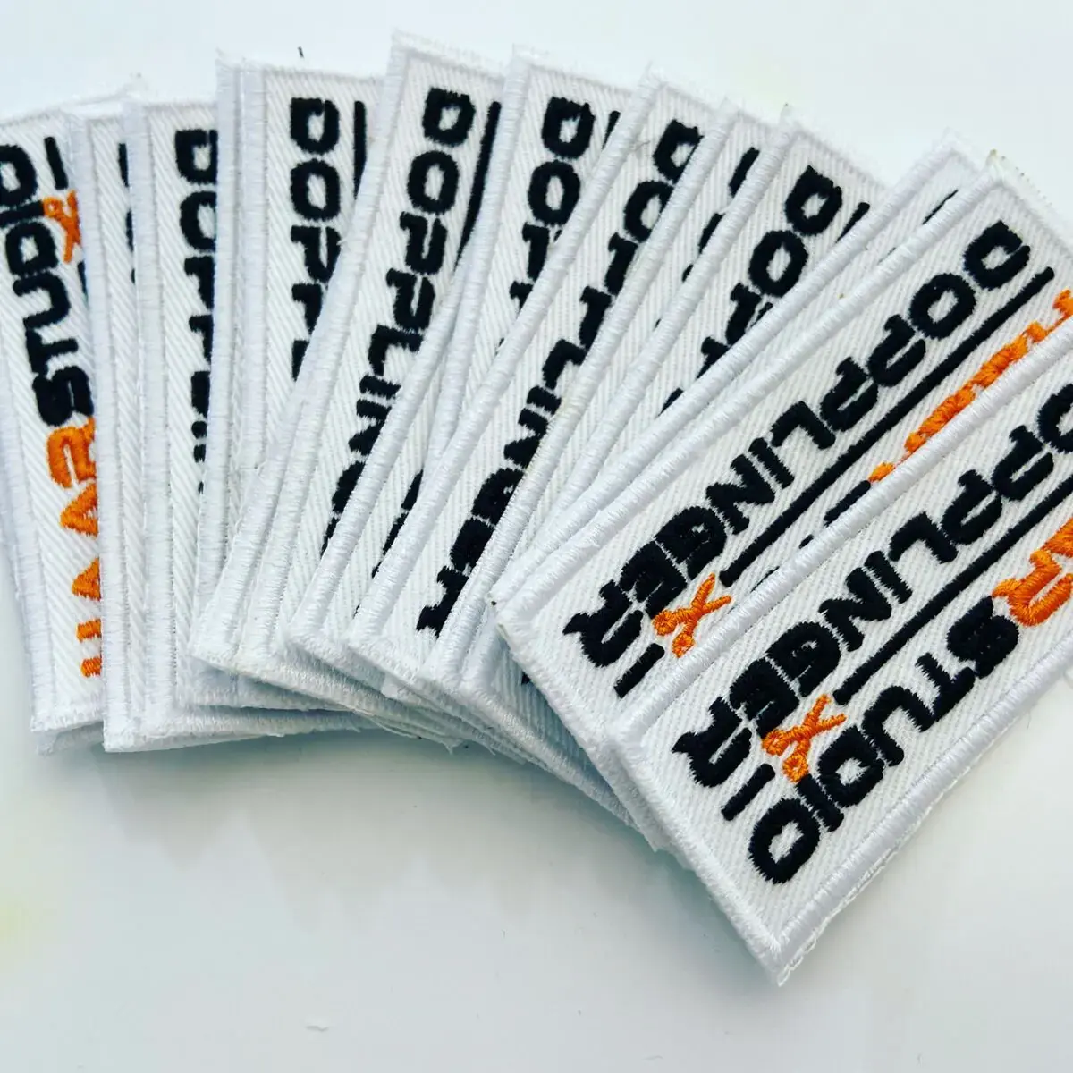 Aufnäher gestickt versandfertig, fertige Patches bereit zur Auslieferung