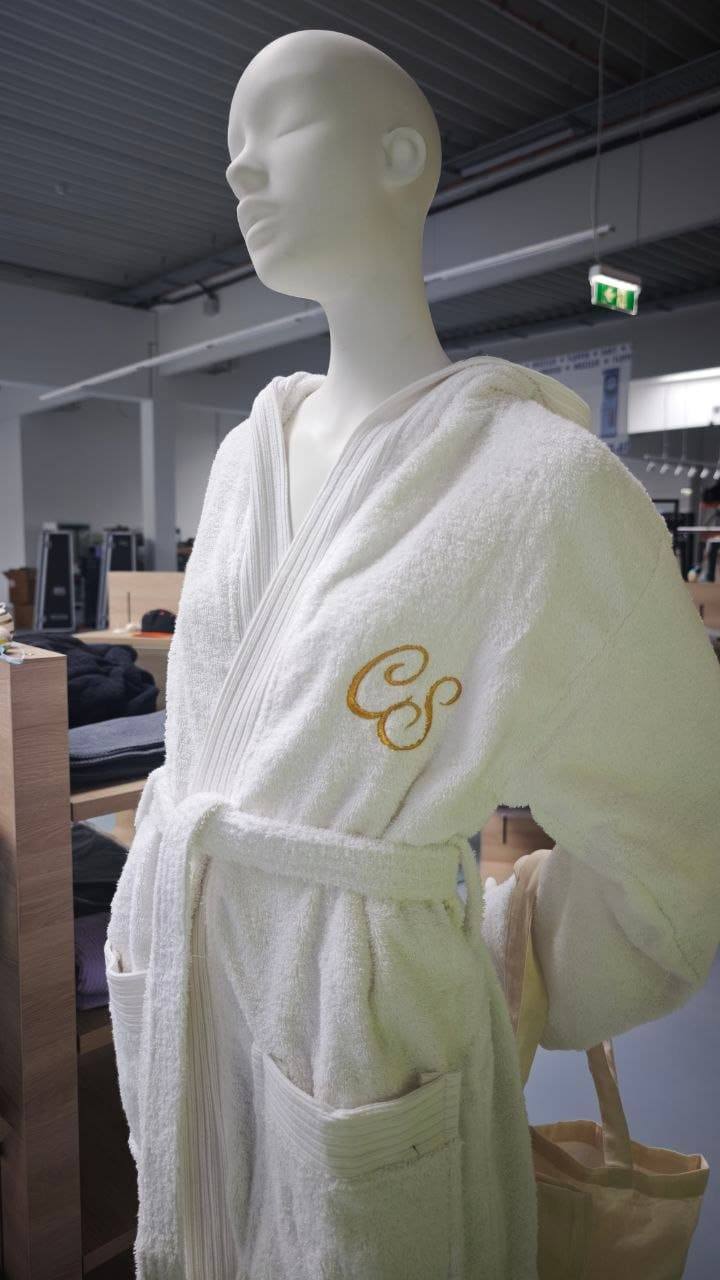 Bestickter Bademantel mit Monogramm im STICKDRUCK22 Schauraum