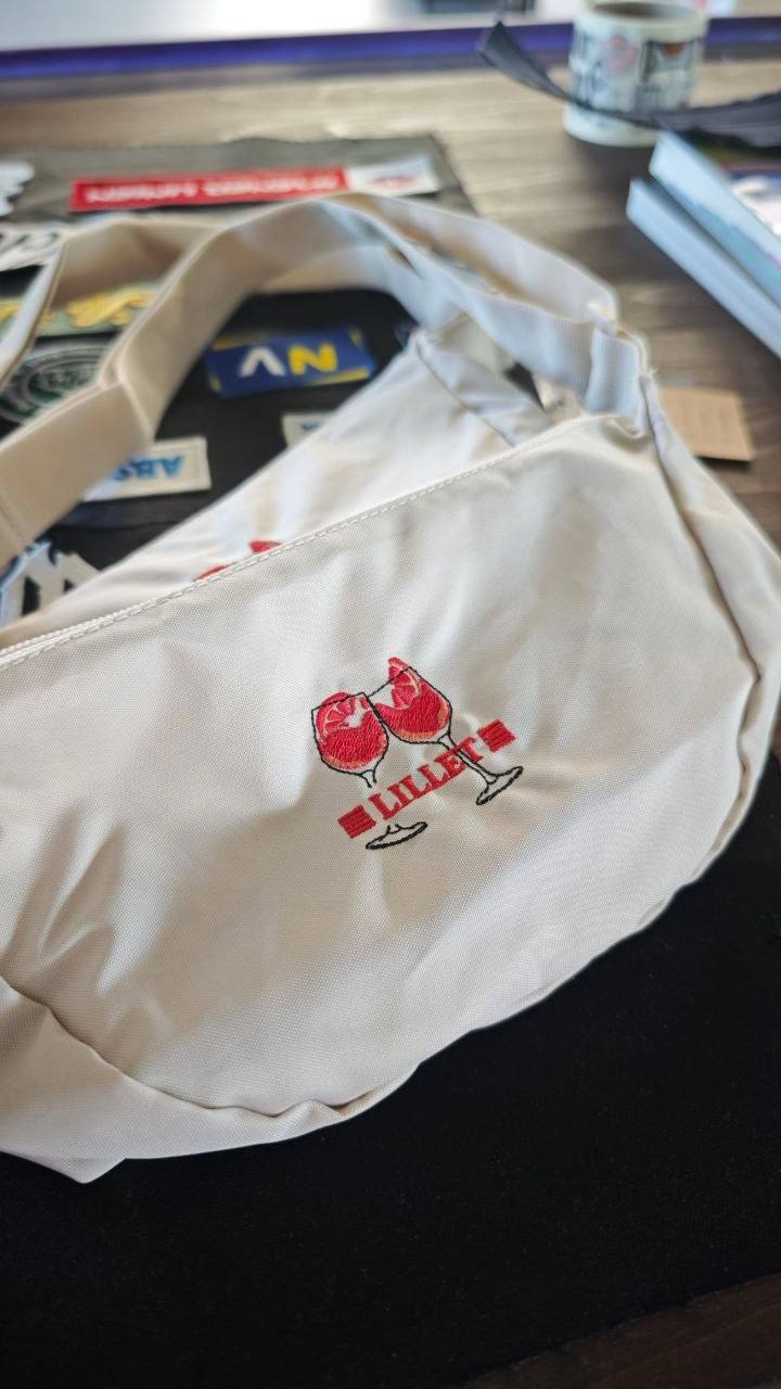 Beige Bauchtasche mit gestickter Lillet Logo-Motiv Cheers-Glaeser in Rot, Promotion-Werbeartikel und Streuware Wien
