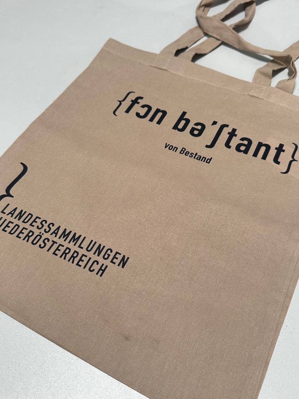 Beige Baumwolltasche mit schwarzem Logodruck, Detailaufnahme