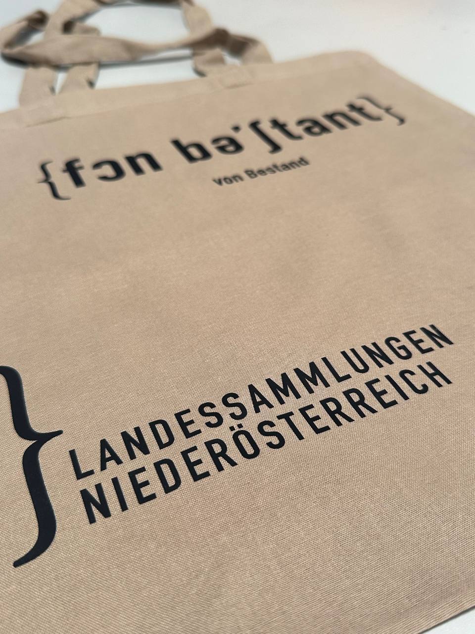 Beige Stofftaschen mit zweifarbigem Logodruck für eine Veranstaltung