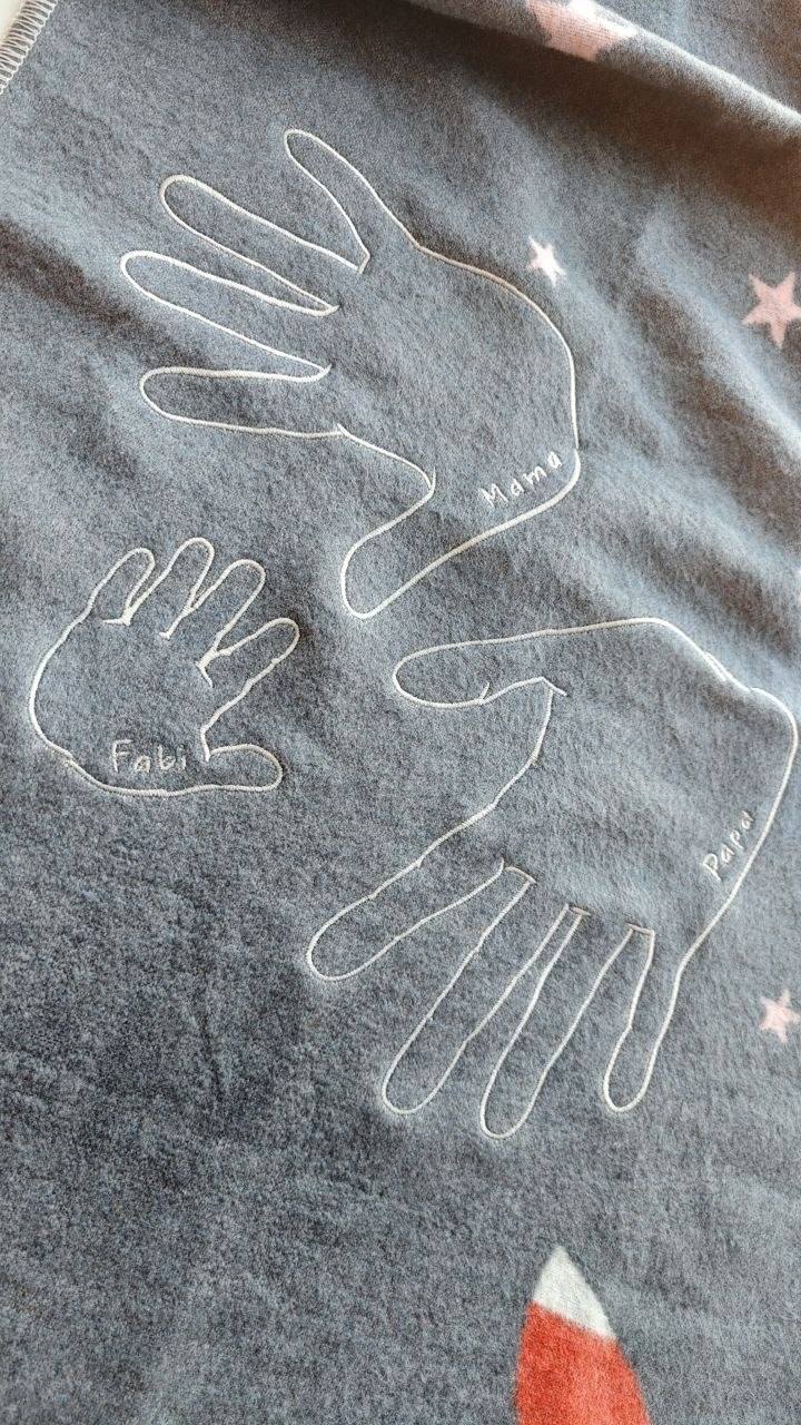 Familiendecke mit gestickten Handabdruecken Mama Papa Fabi, personalisiertes Stickprojekt Wien