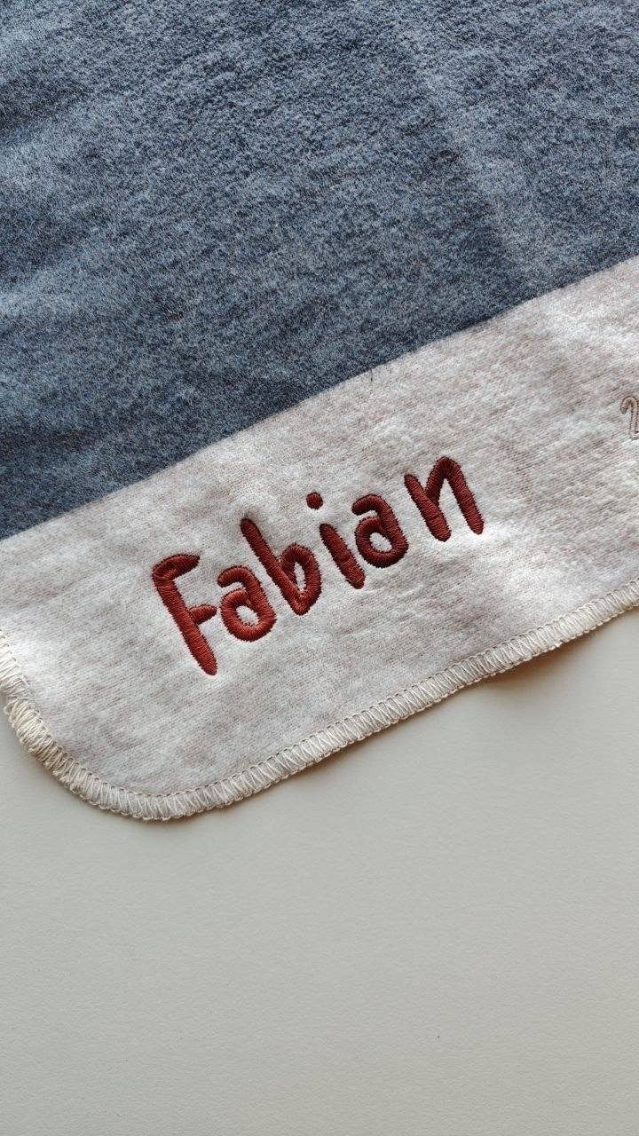 Fleecedecke bestickt mit Name Fabian, individuelle Namensstickerei Wien