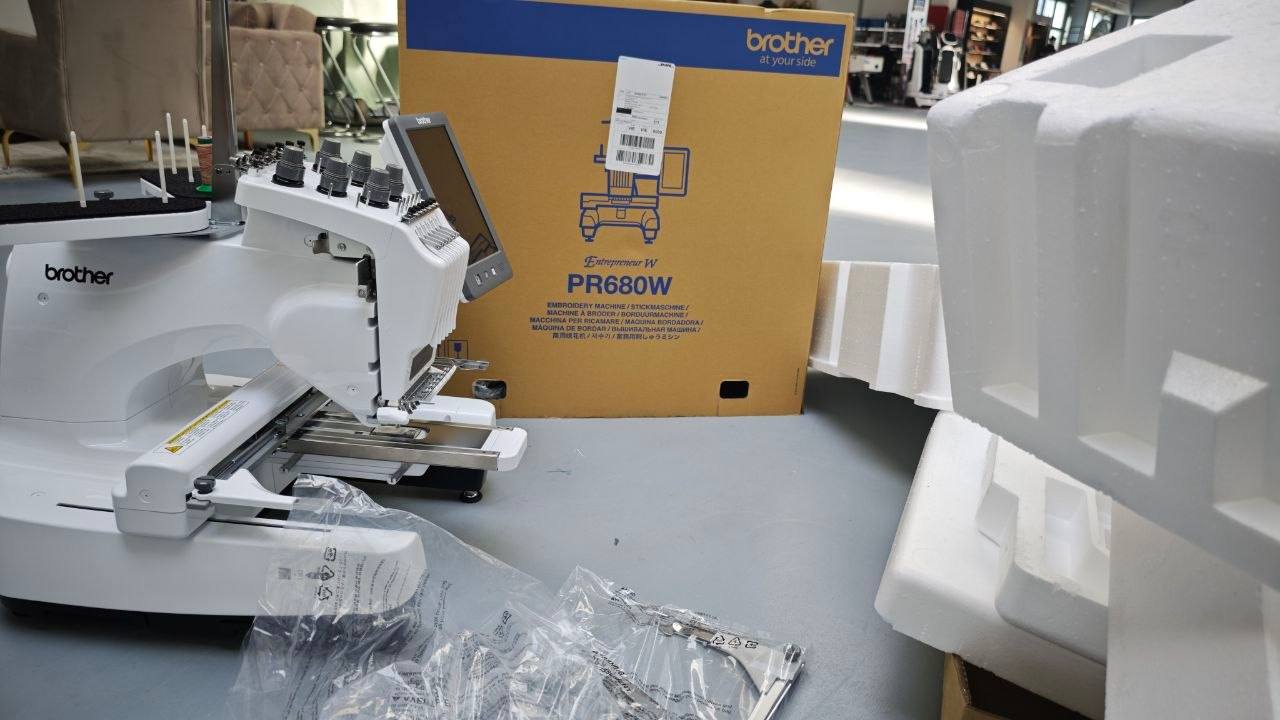 Brother PR680W Entrepreneur W Originalkarton beim Auspacken