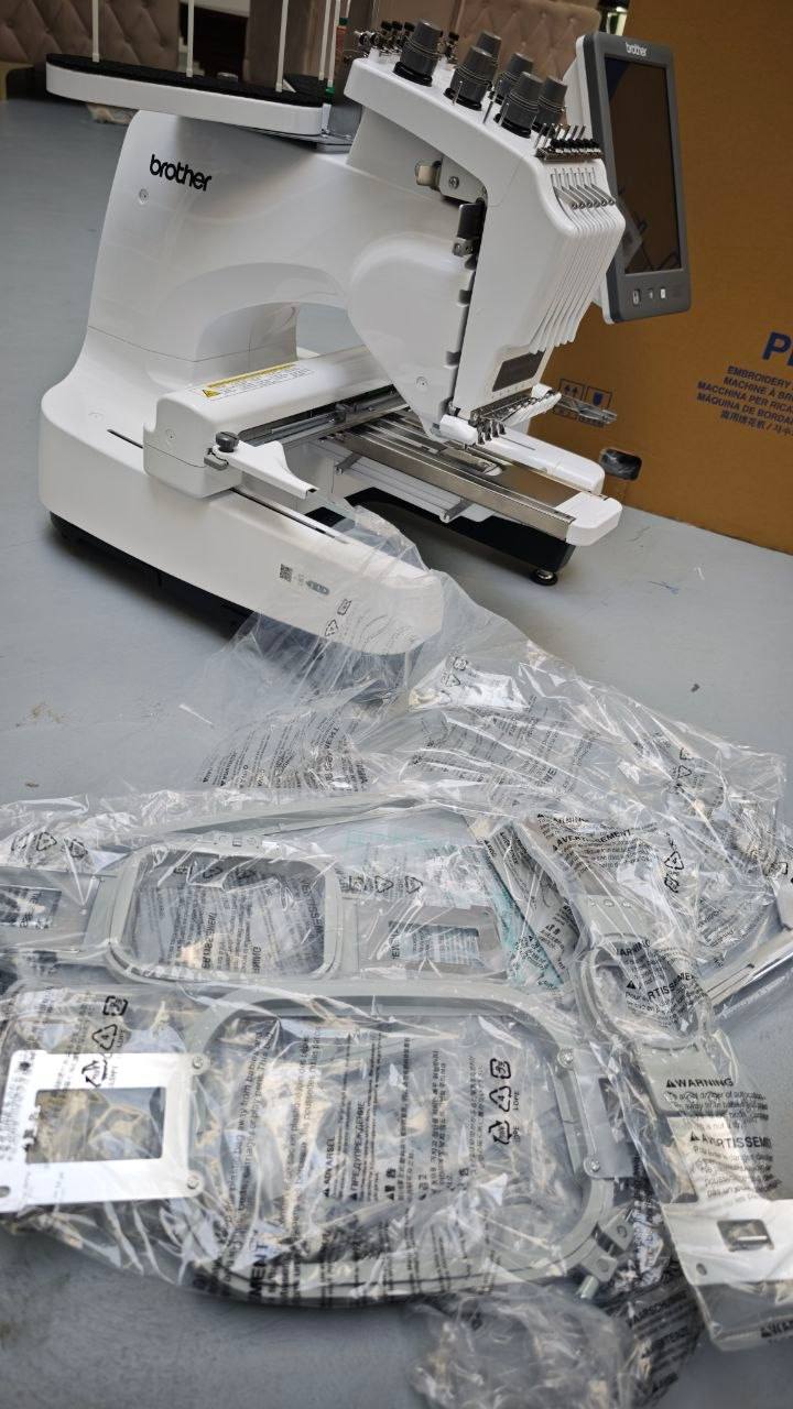 Brother Stickmaschine mit verpackten Stickrahmen aller Größen
