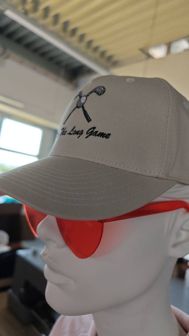 Golf Cap Seitenansicht mit besticktem Play The Long Game Logo, Baseball Cap Stickerei fuer Golfclubs Wien