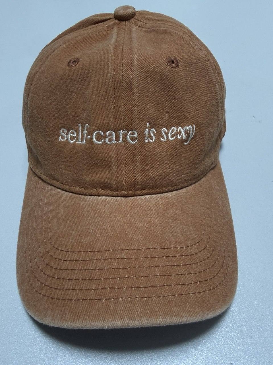 Vintage Washed Cap in Braun bestickt mit Self Care Is Sexy Schriftzug, Statement Kappenstickerei Wien
