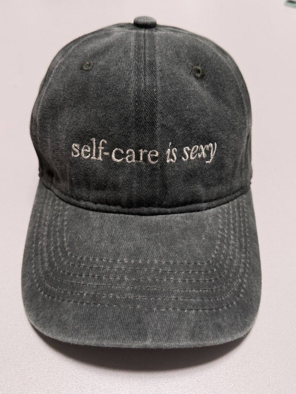 Washed Dad Cap in Schwarz mit gestickter Self Care Is Sexy Aufschrift, Kappen individuell besticken lassen Wien