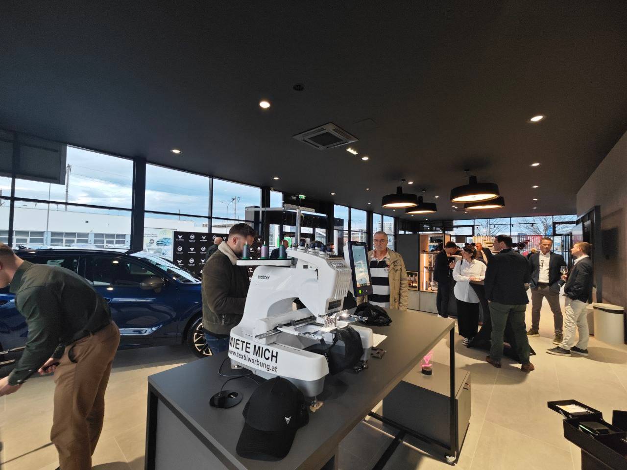 Live-Stickerei bei Cupra Showroom Eröffnung Wien, Miete-mich Brother Stickmaschine mit Cap-Bestickung