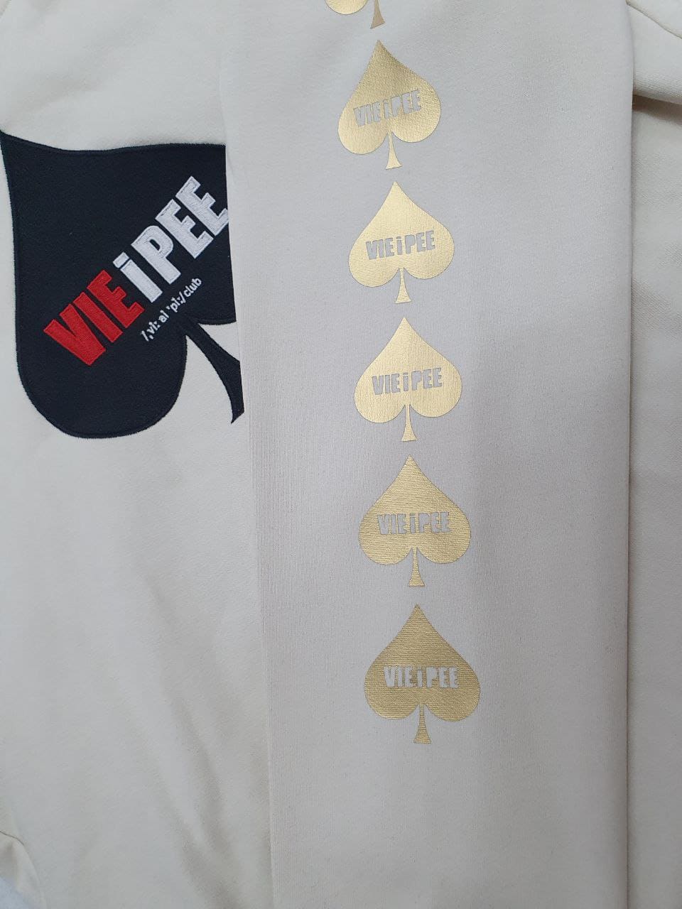 Schul Hoodie mit gesticktem Logo aus Wien