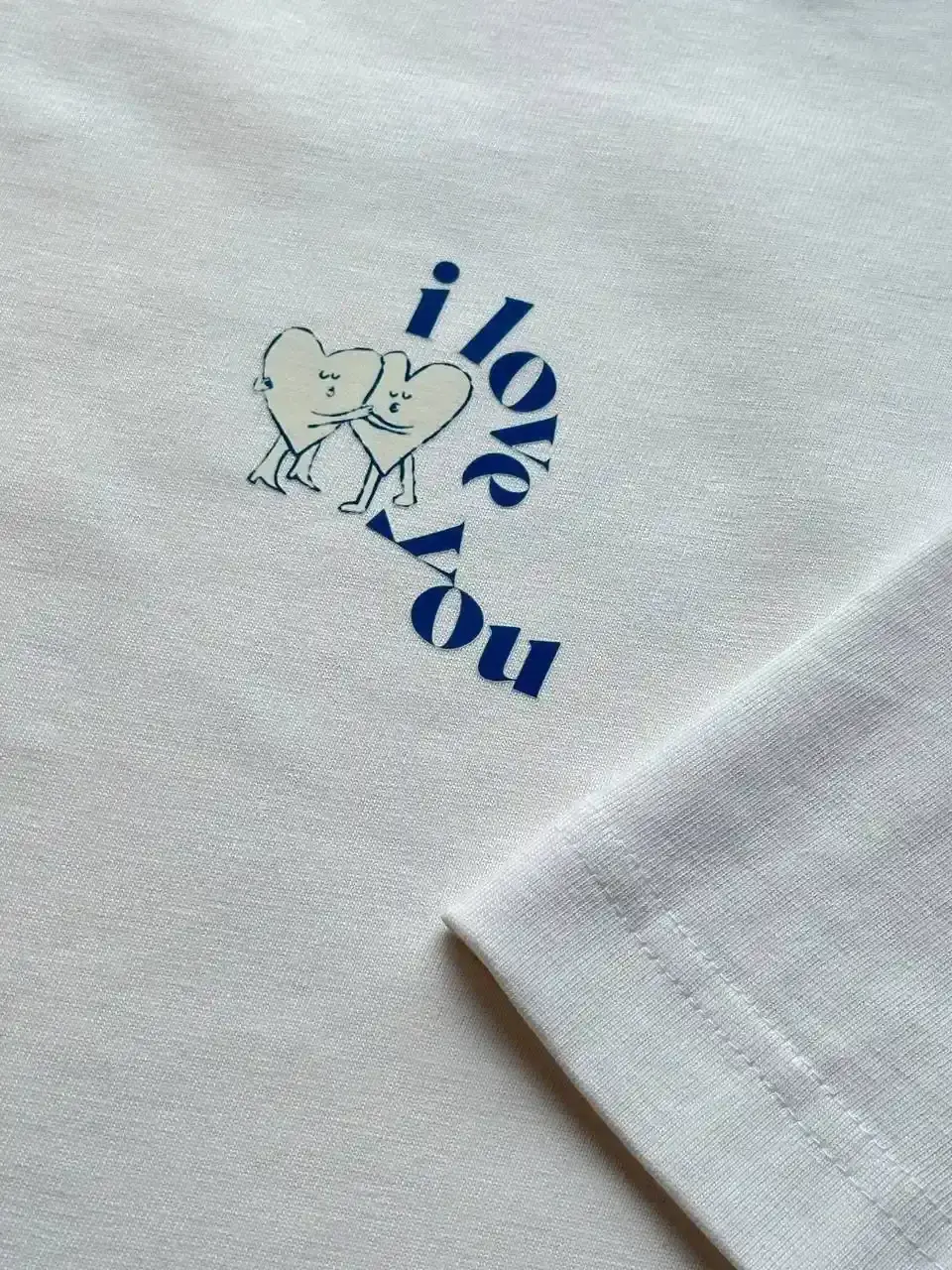 Transferdruck im Detail: mehrfarbiges Motiv mit feinen Linien auf Textil