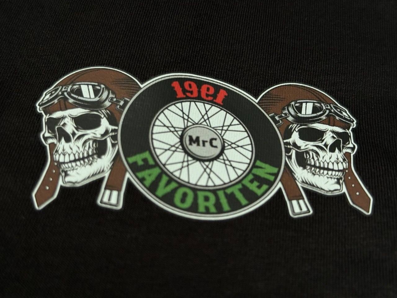 DTF Transferdruck MrC Favoriten 1961 Motorradclub Logo mit Totenkopf und Speichenrad auf schwarzem Shirt, feiner Motiv-Transferdruck Wien