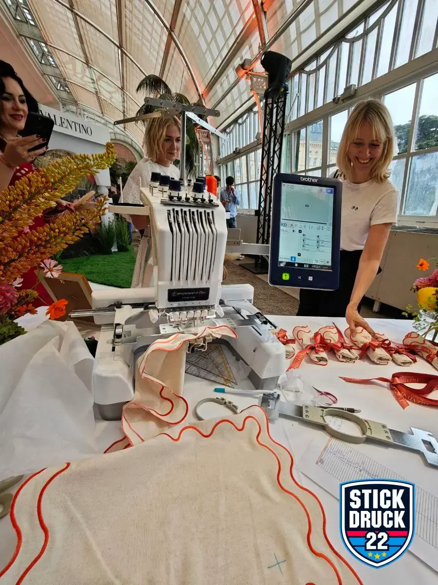 Event-Stickerei Wien, Live-Stickung bei Valentino