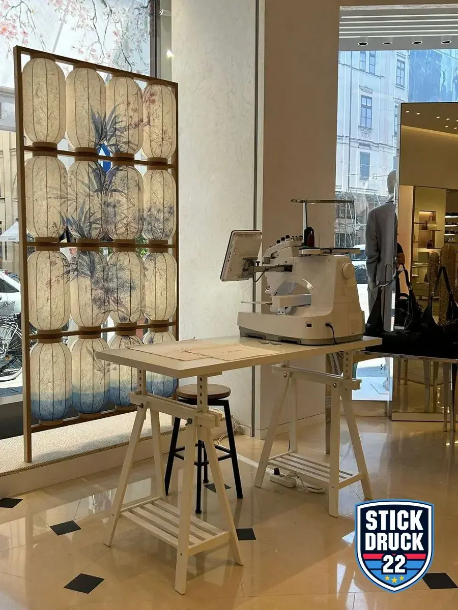 Stickmaschine buchen, Professionelles Setup im Luxus-Retail