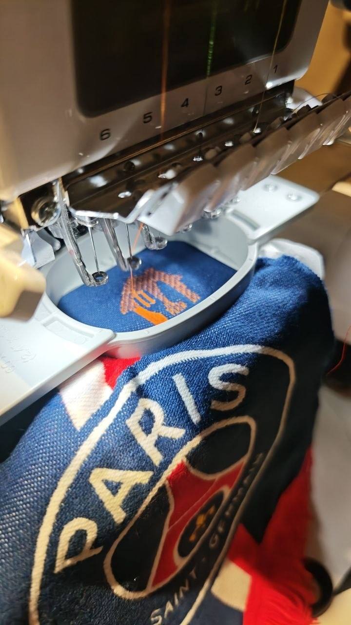 Gruene Fleecejacke mit BIOTOP Logo und Slogan Waves Of Enthusiasm Since 1985 bestickt, hochwertige Firmenkleidung Stickerei Wien