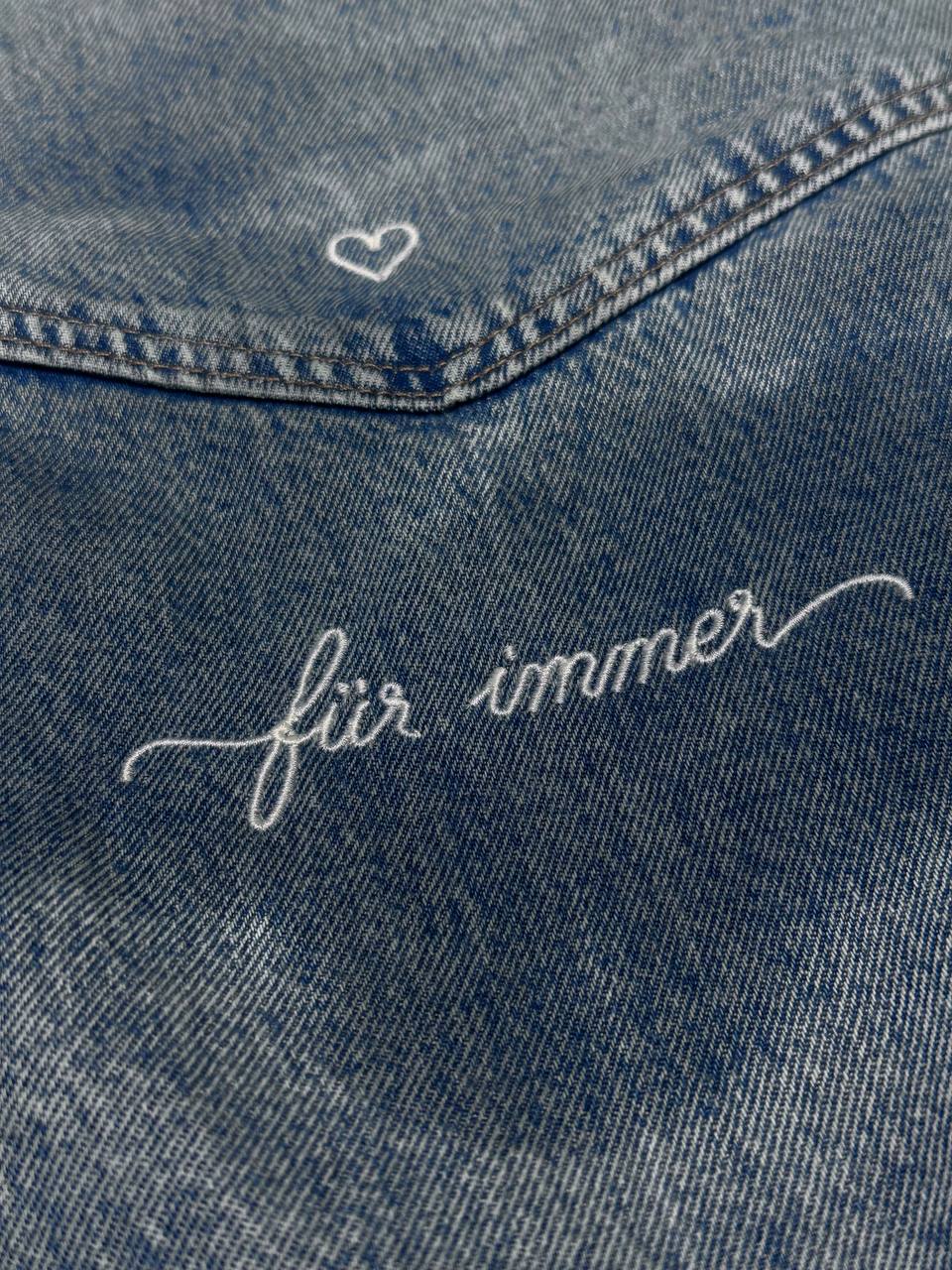 Jeansjacke mit hellem Schriftzug und kleinem Herz gestickt, personalisierte Stickerei Wien