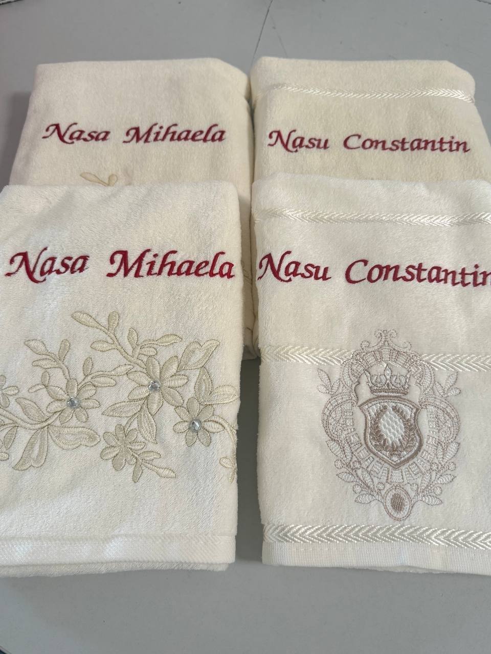 Bestickte Handtuecher Set fuer Hochzeit mit Namen und Wappen, Stickerei Wien