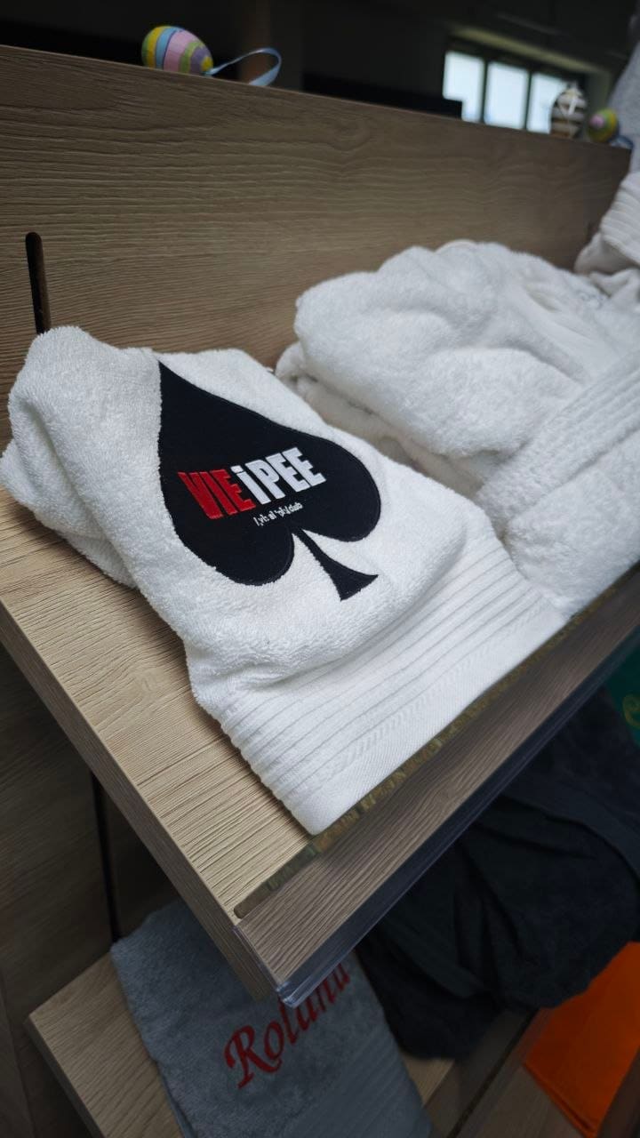 Besticktes Handtuch mit VIE iPEE Logo im STICKDRUCK22 Schauraum