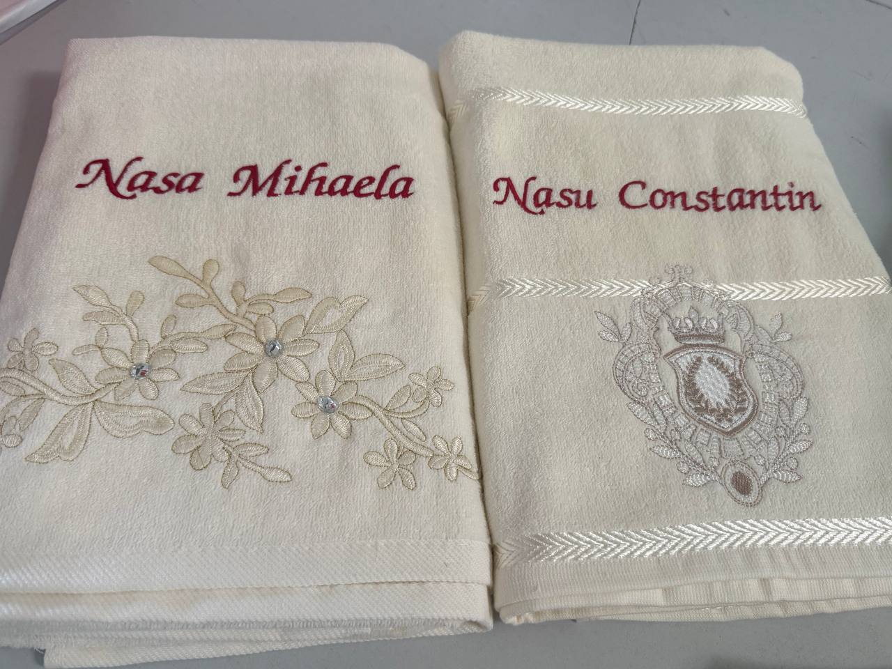 Zwei creme Frottee-Handtuecher personalisiert mit Namen Nasa Mihaela und Nasu Constantin, floralen Ornamenten und Wappen-Stickerei mit Krone, Hochzeitsgeschenk Wien