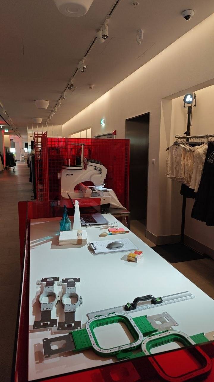 Backstage Aufnahme der mobilen H&M Eventstickerei mit Stickrahmen und Brother Maschine