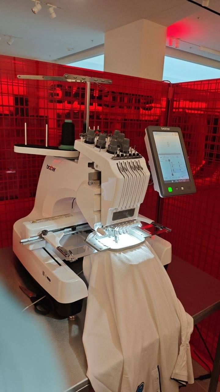 Brother PR680W Stickmaschine im roten Spotlight des H&M Stitching Booth