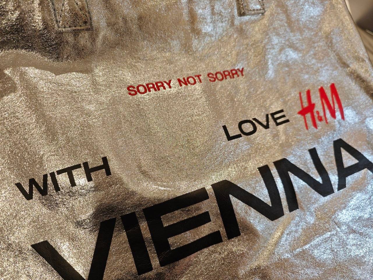 Silberne H&M Tote Bag mit Vienna with Love Print, vor Ort gestickt