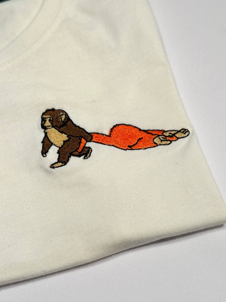 Lustiges Kindermotiv gestickt auf weißem T-Shirt, individuelle Tier-Stickerei Wien