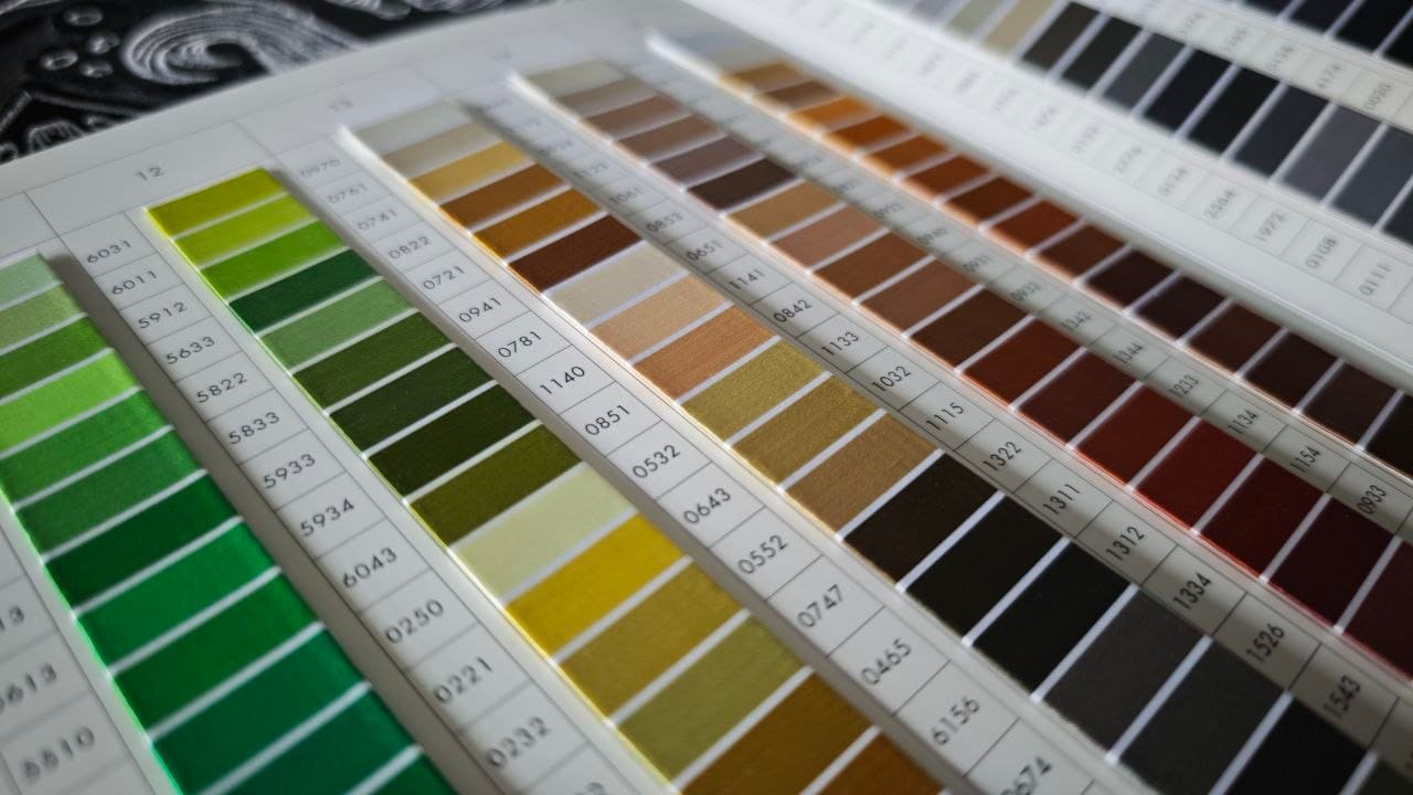 ISACORD 40 Farbpalette mit Grün, Beige, Braun und Naturtönen