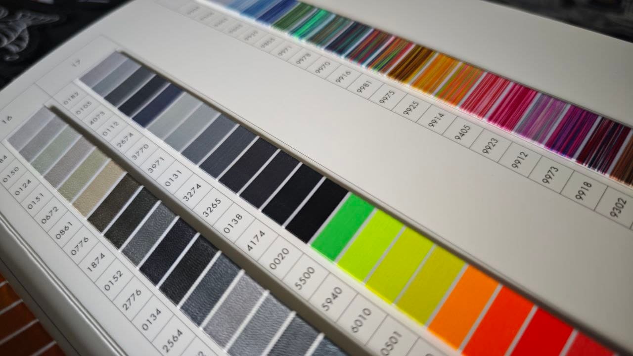 ISACORD 40 Farbkarte mit Grau, Schwarz und Neon Leuchtfarben