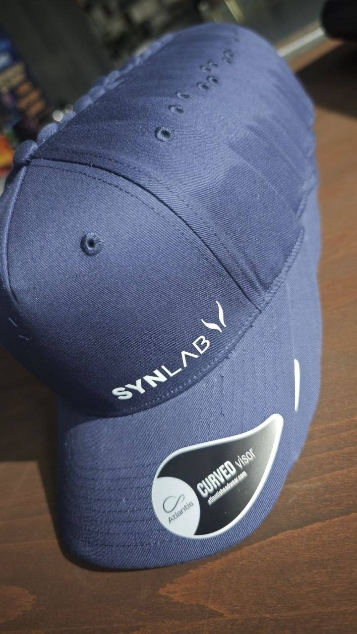 Team Cap mit seitlicher Firmenstickerei, einheitliche Teamwear fuer Firmenevents Wien